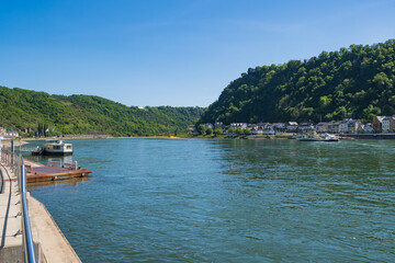 Fototapeta na wymiar View downstream of the Rhine at St Goarshausen / Germany on a sunny day