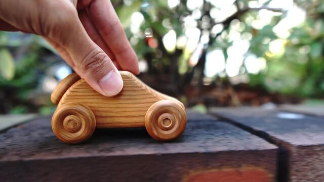 木製の車を押す人の手
