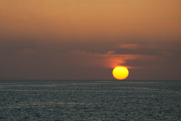 Momento esencial en el que el sol se funde con el mar