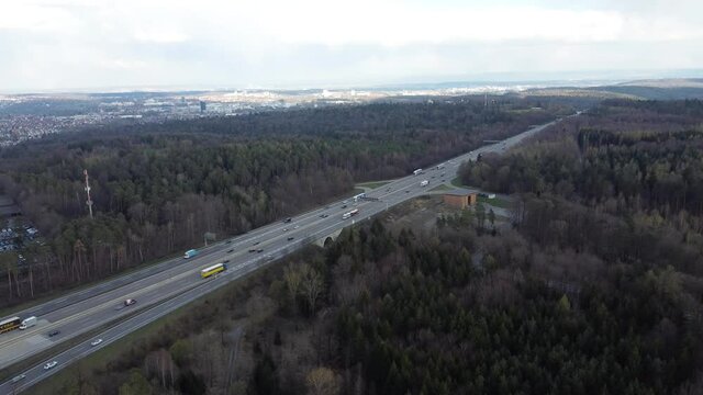 Bewegte Luftbilder vom Autobahnkreuz Stuttgart A81/A8 Richtung M&uuml;nchen/Ulm/Heilbronn bei Tageslicht mit gesch&auml;ftlichem Verkehr