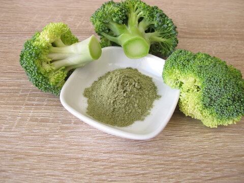 Green broccoli powder from dried broccoli