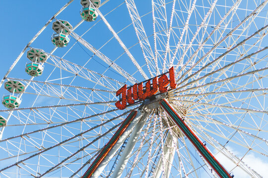 Ferris wheel a sunny dat