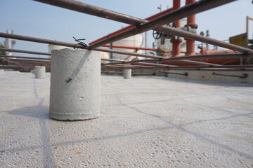 Naklejka premium Cement squares and balls to support wire mesh for concrete floor at construction site.