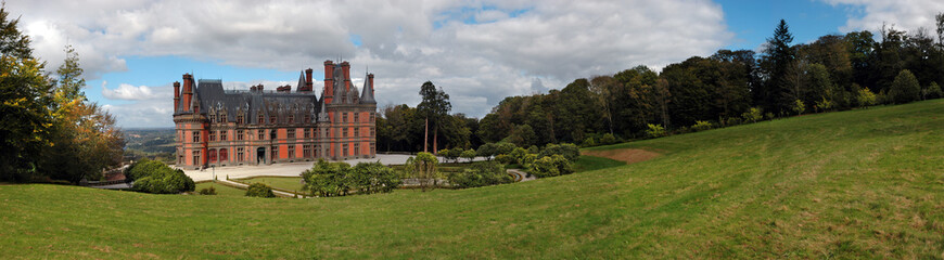 Fototapeta na wymiar panorama du château de Trévarez à Saint-Goazec en Pays Glazik Finistère Bretagne France