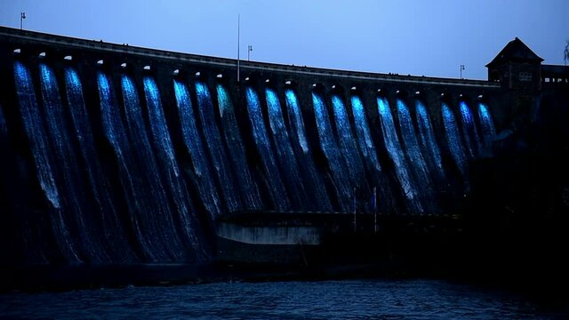 Sperrmauer Edersee beleuchtet 