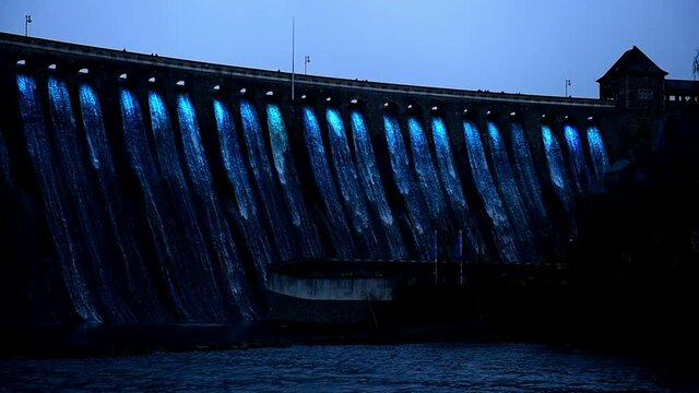 Sperrmauer Edersee beleuchtet 