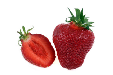 Fraise entière et coupée en deux en gros plan sur fond blanc