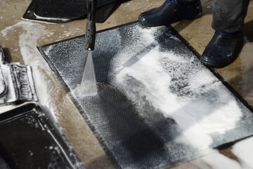 washing the rug with foam