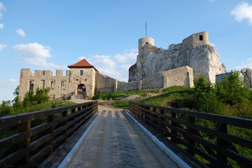 Fototapeta na wymiar Ruins of medieval castle of Rabsztyn on Eagles Nests trail in the Jura region, Krakowsko-Czestochowska Upland, Silesia, Poland