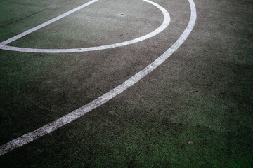 Fototapeta premium white lines on green basketball court