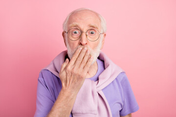 Photo portrait of elder man in glasses shut mouth keeping secret staring isolated on pastel pink color background - obrazy, fototapety, plakaty