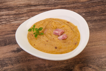 Peas cream soup with smoked ribs
