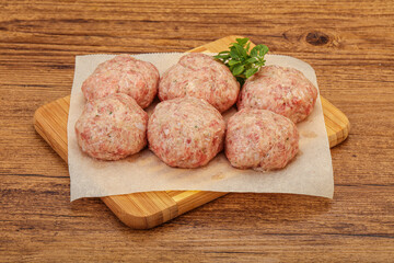 Raw turkey meatball for cooking