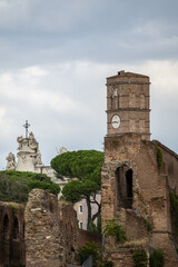 Fototapeta na wymiar Ruines et clochers à Rome