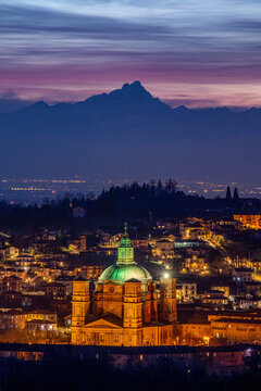 monviso e santuario di vicoforte al tramonto