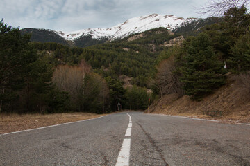 Carretera y montaña de fondo