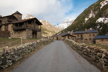 Fototapeta na wymiar casas de madera y piedra alrededor de camino de montaña 
