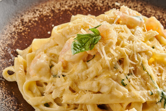 pasta con camaron y una hoja de yerbabuena con queso parmesano 