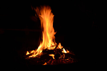 小型の焚火台の炎