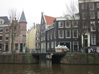 Fototapeta premium Amsterdam Canal Bridge with Traditional House Facades