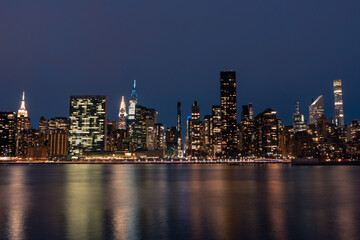 Obraz premium Nighttime Midtown Manhattan Skyline along the East River in New York City