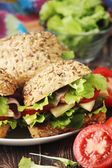 Sandwiches with whole grain bread, ham and vegetables