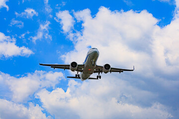 ライトを点滅させ迫ってくる飛行機