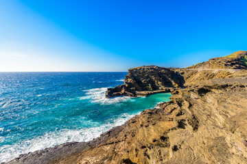 Obraz premium On rocky ocean coast.