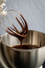 chocolat coulant d'un batteur de cuisine 