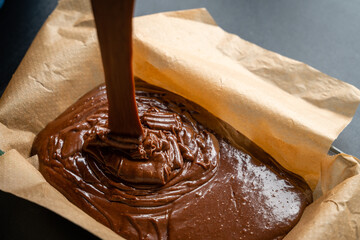 Pâte de chocolat coulant dans son moule pour la préparation d'un brownie