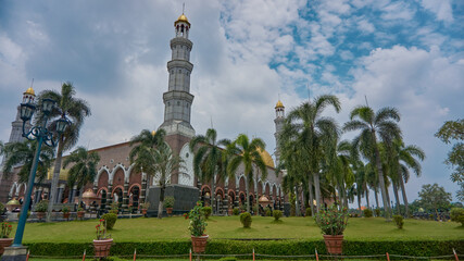 Fototapeta na wymiar Goldem dome Mosque in depok, Indonesia with blu sky background