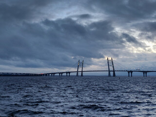 Obraz premium Bridge over the bay. Cloudy weather.