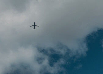 Avión volando a través de las nubes visto desde abajo