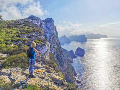 Cap de Formentor (Mallorca) - Frau genie&szlig;t den Blick