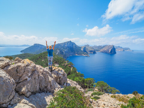 Halbinsel Formentor auf Mallorca - Frau genießt den Ausblick