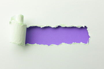 Pequeño cartel en papel rasgado, textura papel de colores