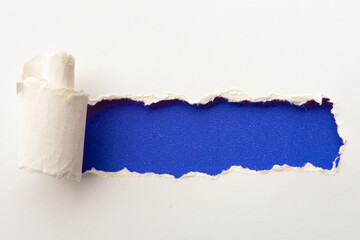 Pequeño cartel en papel rasgado, textura papel de colores