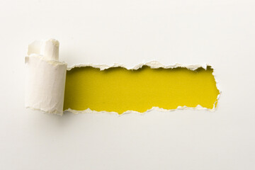 Pequeño cartel en papel rasgado, textura papel de colores