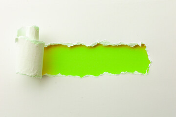 Pequeño cartel en papel rasgado, textura papel de colores