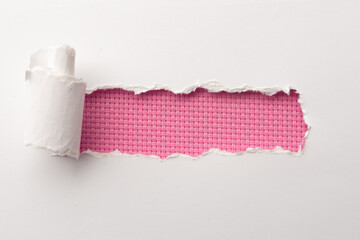 Pequeño cartel en papel rasgado, textura tela