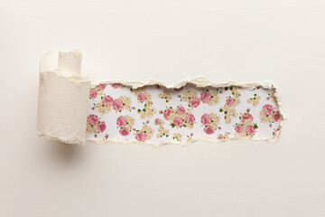 Pequeño cartel en papel rasgado, textura rosas