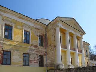 Obraz premium An old abandoned building with columns on a sunny day.