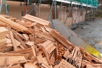 Bauschutt in einem Container