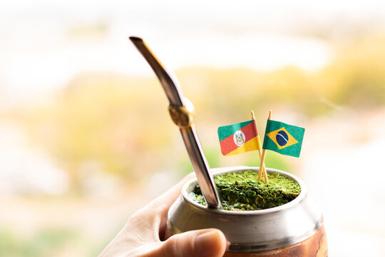M&atilde;o segurando Chimarr&atilde;o, rio grande do sul, brasil