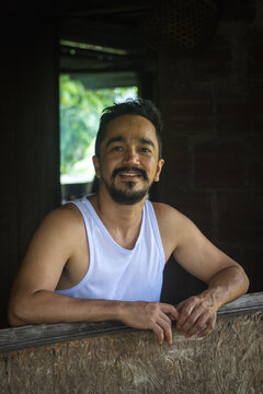 Hombre Con Barba Y Camisa Blanca Parado En Una Ventana