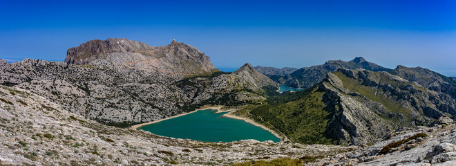 Wanderurlaub auf Mallorca im Tramuntana Gebirge  - Wanderung auf den Puig de sa Rateta und Puig de na Franquesa mit Panoramablick auf Cuber See