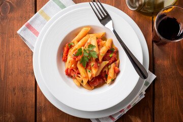 Piatto di penne all'arrabbiata, tipico piatto della Cucina Italiana 