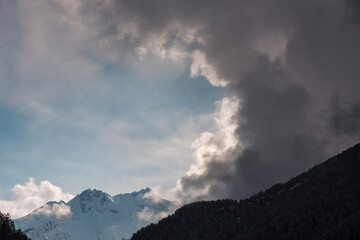 Obraz premium sereno nuvoloso arrivo brutto tempo nuvole 