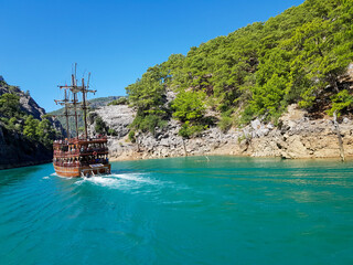 Seascape against the backdrop of mountains on a cloudless sunny day.