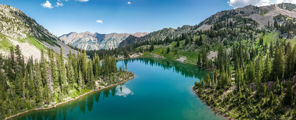 Beautiful alpine lake in the Wasatch mountains in Salt Lake, Utah, USA - obrazy, fototapety, plakaty